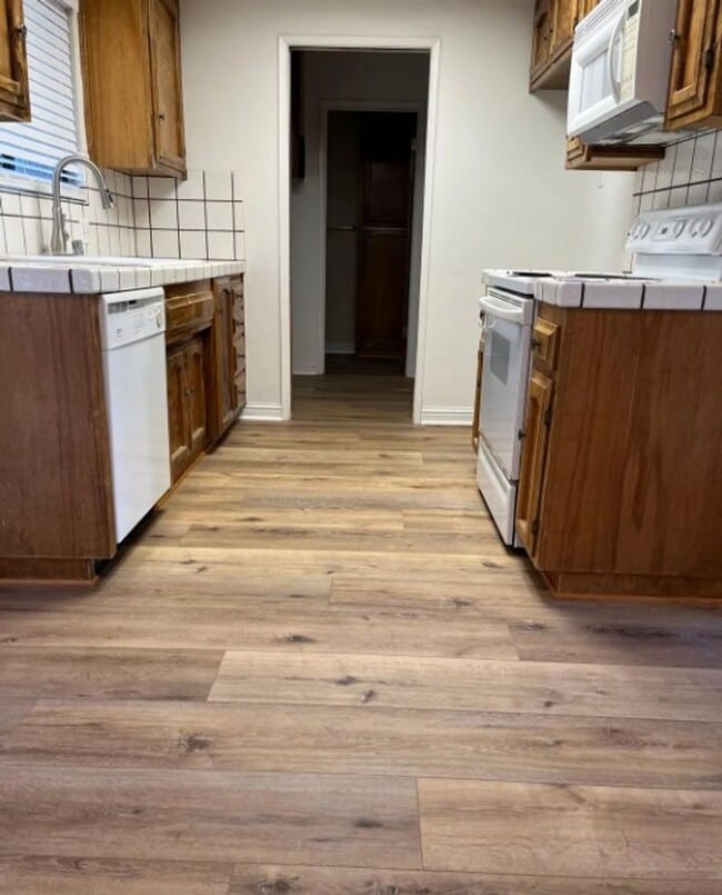 Building Photo - Charming 2-Bed, 2.5-Bath Townhouse in Arro...