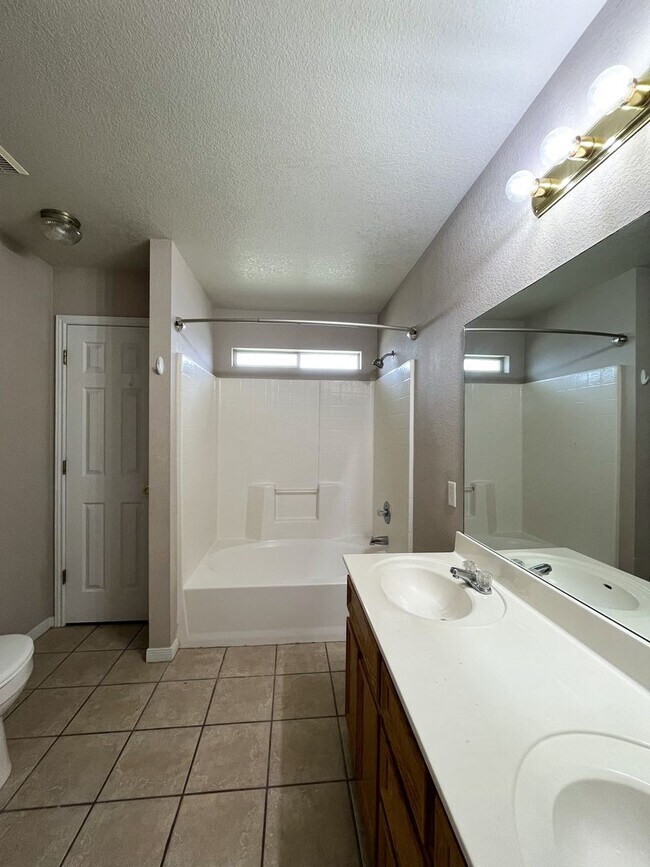 Building Photo - Available NOW  This home is centrally loca...