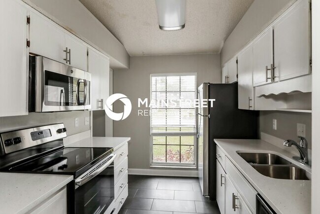 Building Photo - 3 Bedroom Pet-Friendly Home in Jacksonville, FL with Main Street Renewal