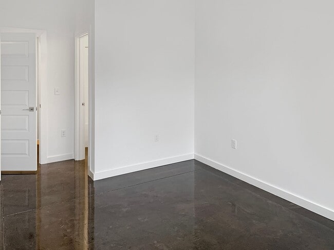 Building Photo - Modern 2 Bed, 2 Bath Condo with Fenced Yar...