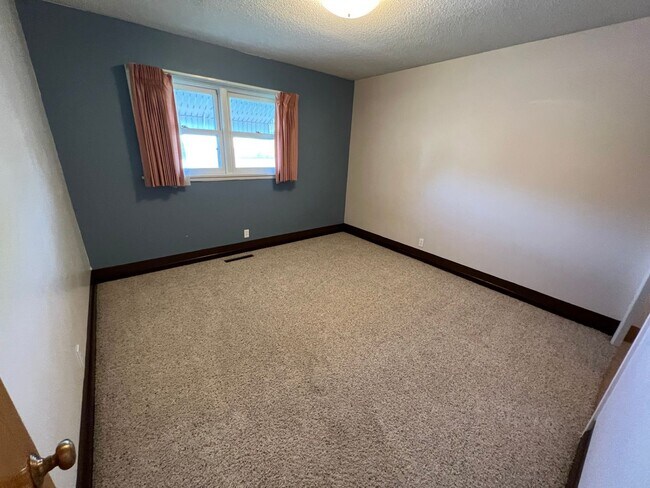 Building Photo - 429 E Pine St