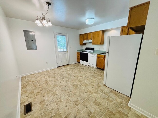Building Photo - 2 Bedroom 2.5 Bathroom Townhouse