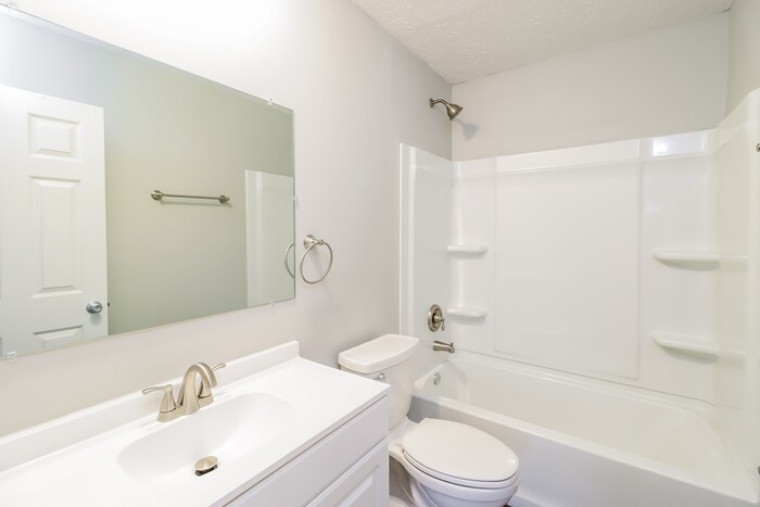Building Photo - 3841 Hollybrook Dr