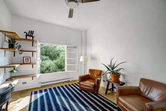 Building Photo - 109 N Sycamore Ave