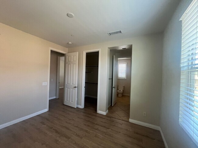 Building Photo - Beautiful San Dimas Home in Gated Community