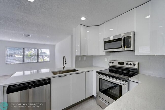 Building Photo - 5521 SW 39th St