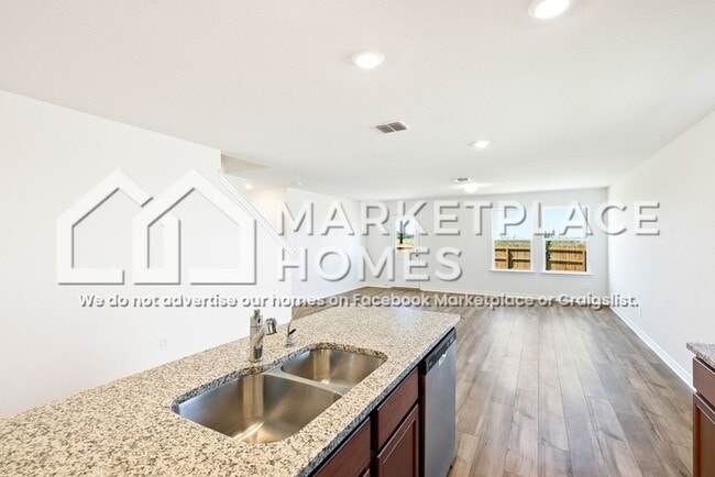 Building Photo - 4013 Woodside Dr