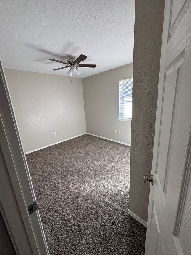 Building Photo - Beautifully remodeled with new paint, floo...