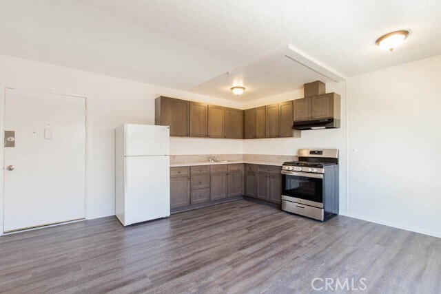 Building Photo - 930 N Stanley Ave