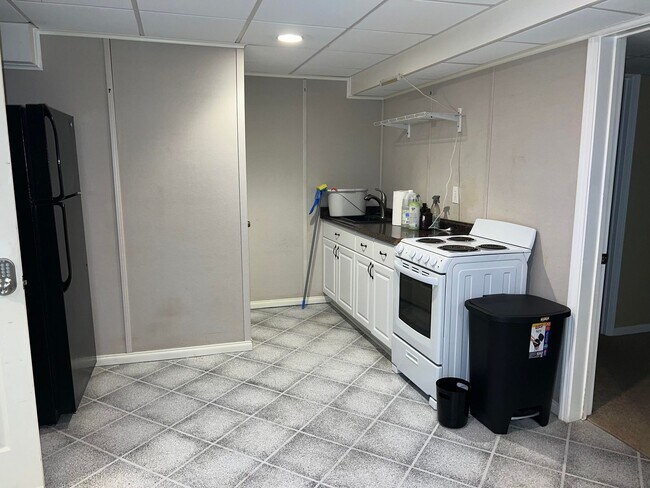 Kitchen - 1025 Peace Dr NW