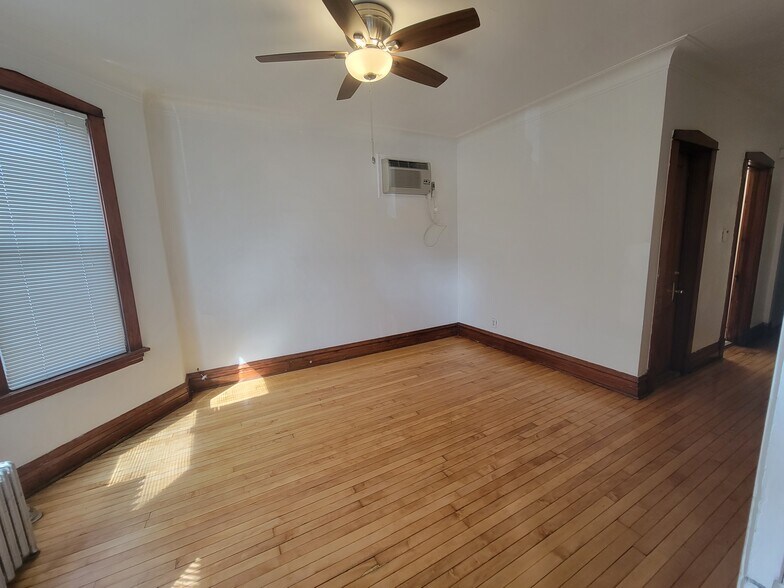 Building Photo - 3051 N Leavitt St