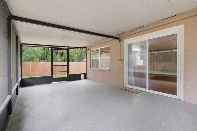Building Photo - Roomy 3 bedroom 2 bath with great fenced yard