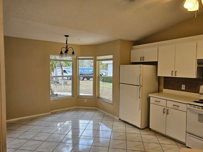 Building Photo - Move In Ready