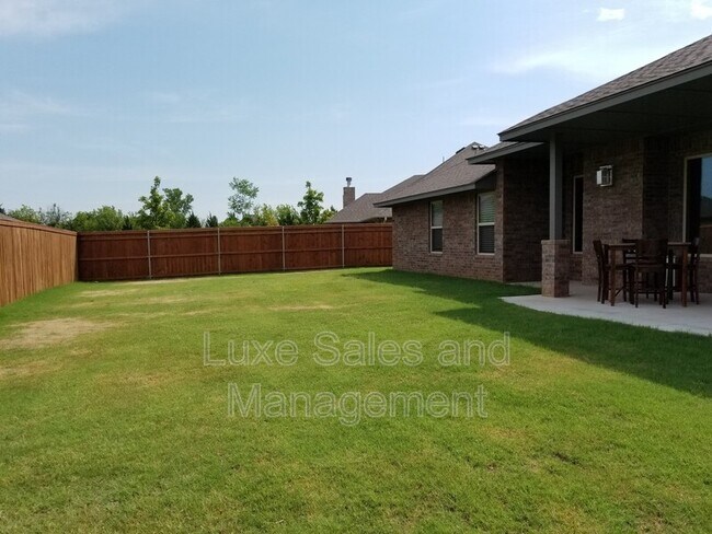 Building Photo - 1433 Kelley Pointe Pkwy