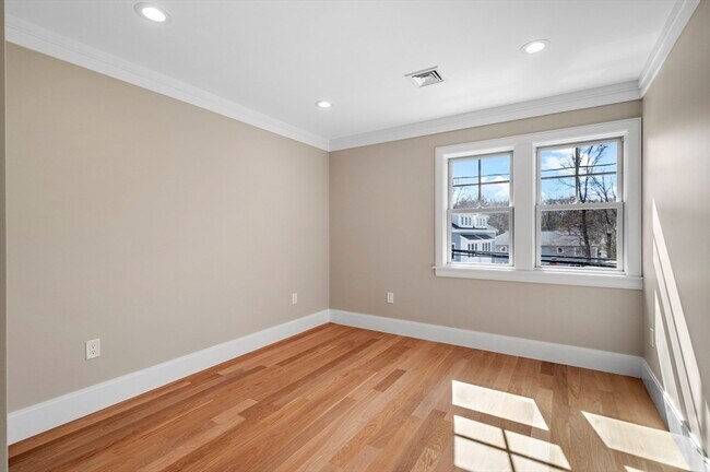 Building Photo - 799 Heath St