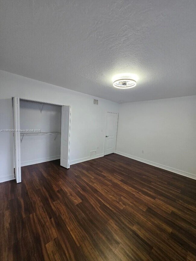 Building Photo - 1701 N Treasure Dr