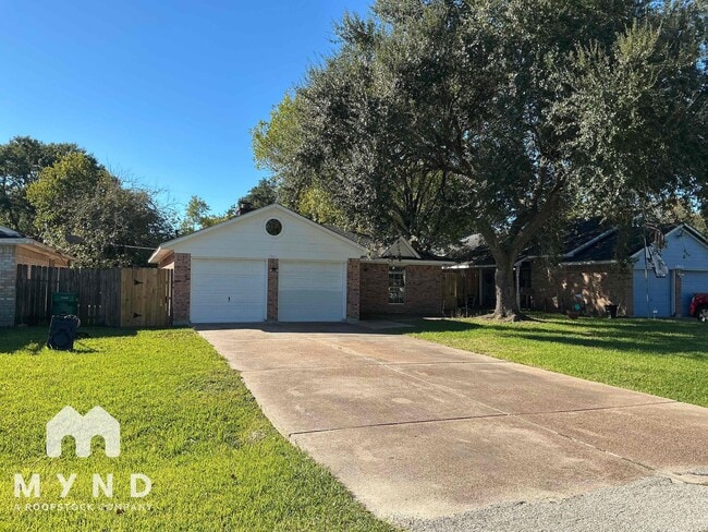 Building Photo - 1911 Bogatto St