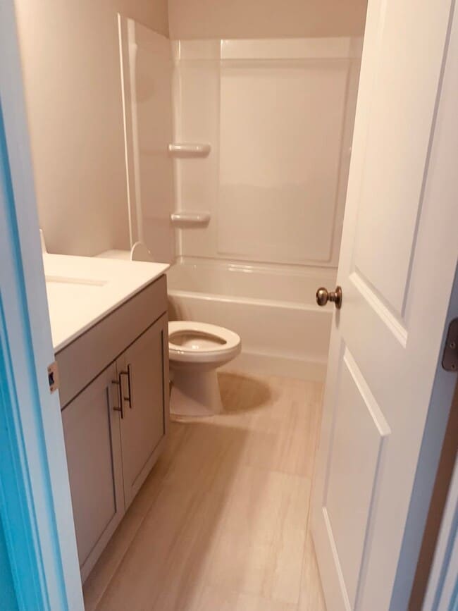 Building Photo - BRAND NEW TOWNHOME! 2 CAR GARAGE. SCREENED...