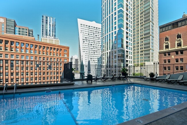 Building Photo - 111 E Chestnut St
