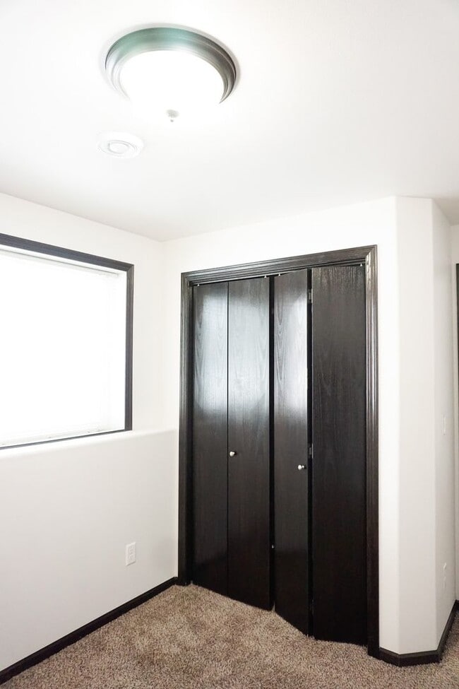 Building Photo - 3 Bed 3 Bath Twin Home