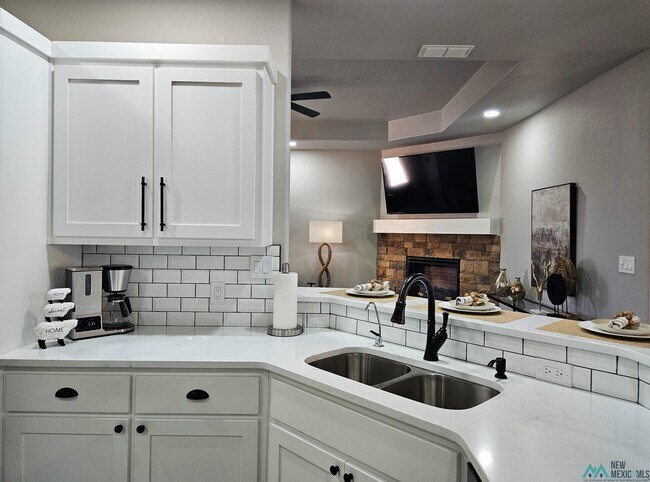 Building Photo - 510 W Dallas Ave