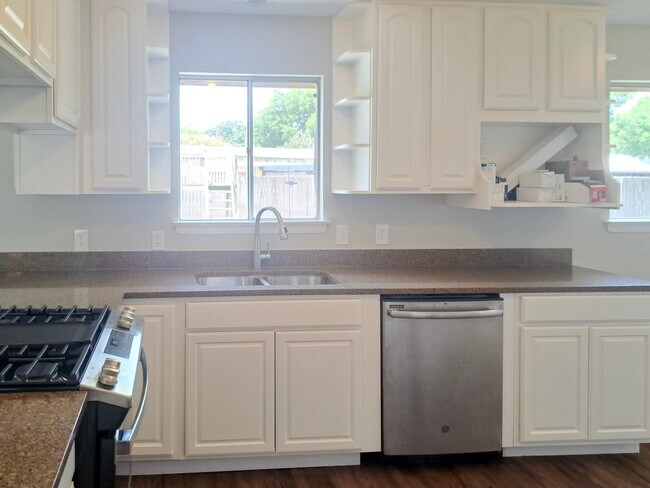 Building Photo - Spacious 3 bedroom 2 bath home w/ swimming...