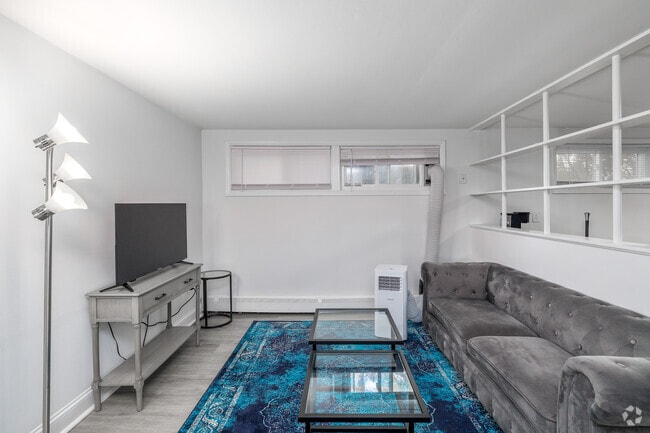 1BR, 1BA - 645SF - Living Room - 1817 Burnet Ave - Utilities Included