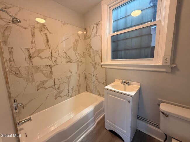 Building Photo - 184 Quail St