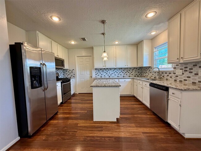 Building Photo - 6931 Echo Pines Dr