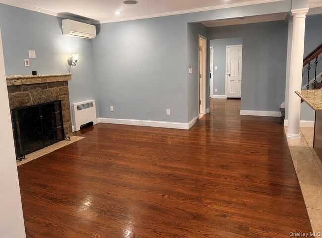 Building Photo - 302 Oakford St
