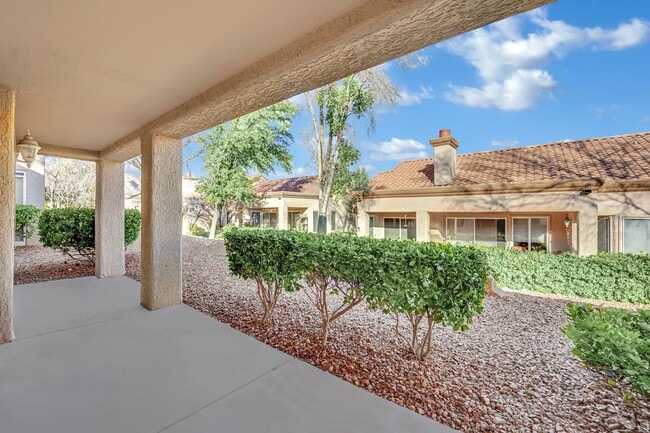 Building Photo - A Must See!!! Beautiful 2/2 home!!! Summerlin!!