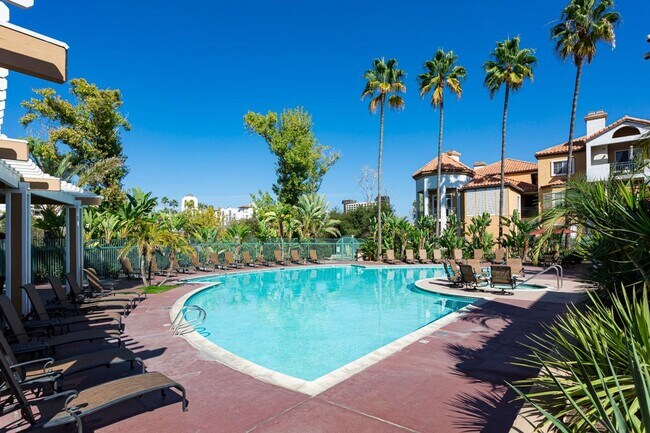 Building Photo - Corner condo in the highly desirable River Colony community!