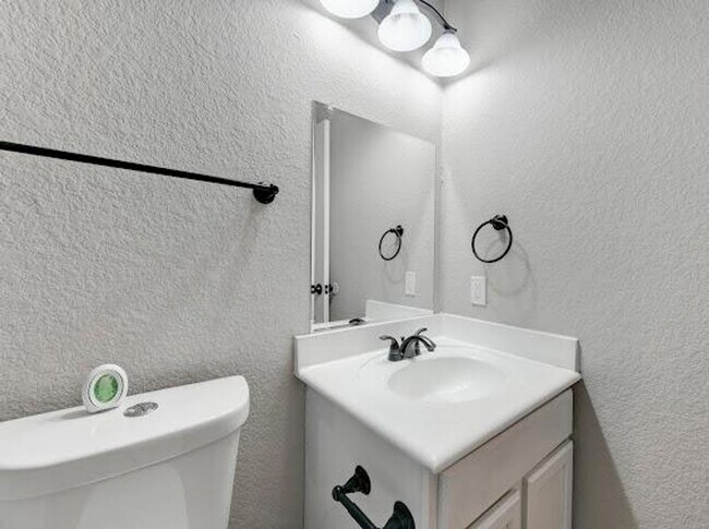 Building Photo - AVAILABLE NOW!