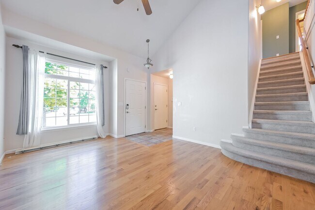 Building Photo - Spacious 4 Bed/ 3.5 Bath Home with Finishe...