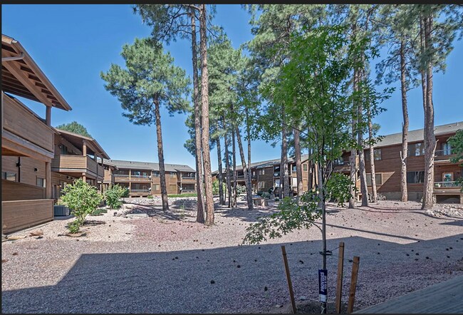 Building Photo - Bison Cove Unit E5 Available Now