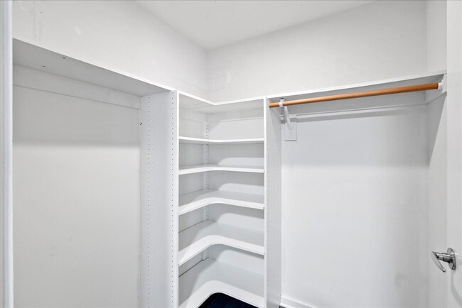 Building Photo - Experience Luxury Living in the Heart of Clarendon