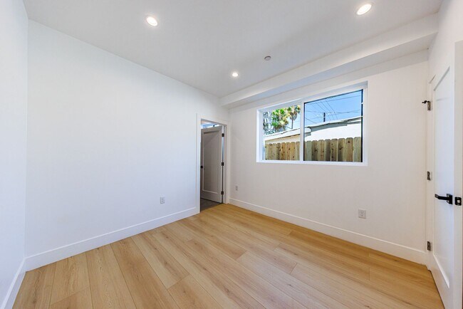 Building Photo - 1259 S Longwood Ave