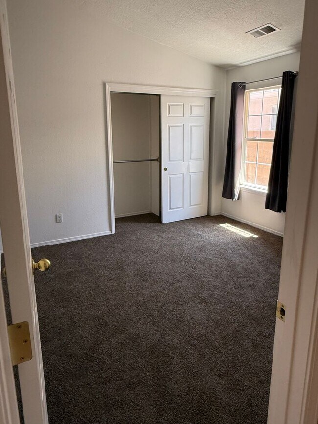 Building Photo - NW Home