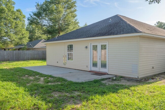 Building Photo - North Crestview Home!