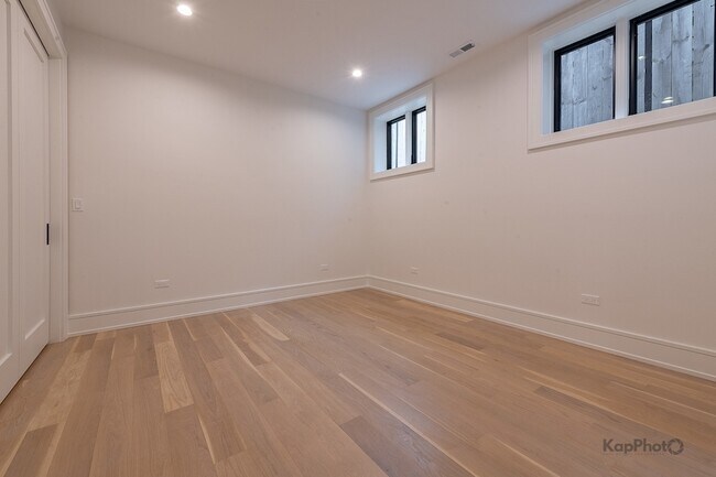 Building Photo - 901 W Cullerton St