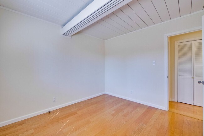 Building Photo - Mountain View Home l Spacious Open Layout Bright and Private Yard