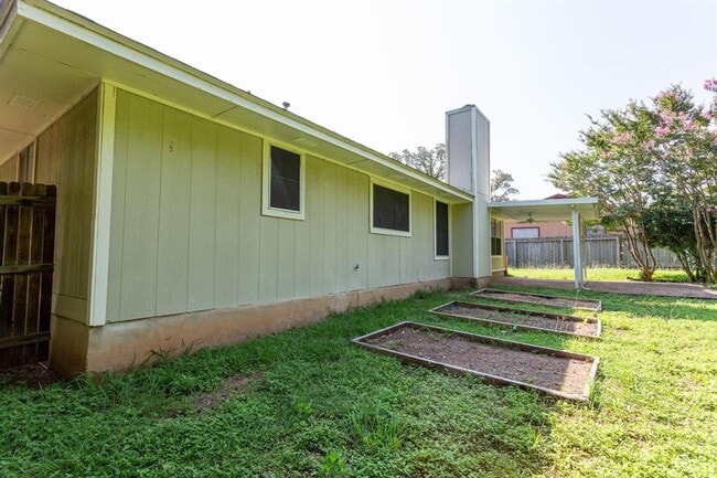 Building Photo - Cozy 3/BR 2/BA Home with Fireplace, Washer & Dryer Included