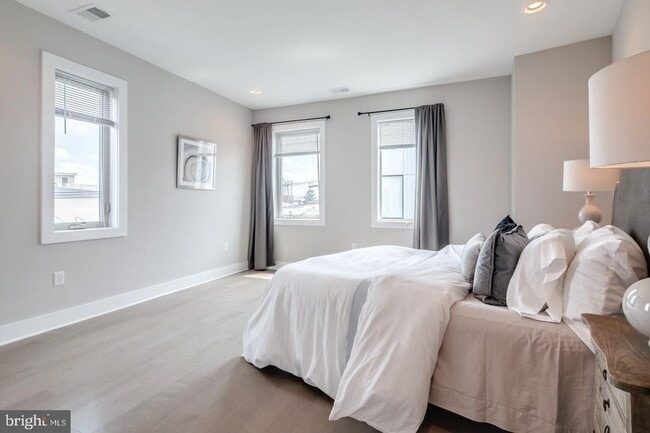 Building Photo - Northern Liberties Townhome with Parking
