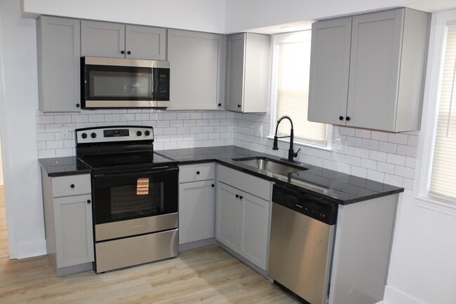 Building Photo - Spacious 5-bedroom, 2.5 full-bath home located in Shawnee, KS