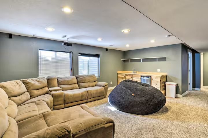 Building Photo - 4627 Seminole Cir