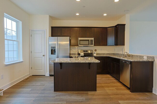 Building Photo - 3 Bedroom Townhome!