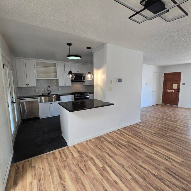 Building Photo - 3401 Sierra Dr NE