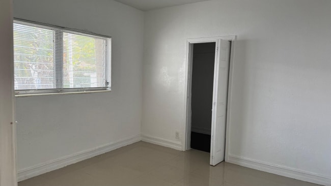 Building Photo - 8140 Crespi Blvd