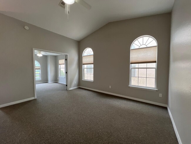 Building Photo - ***Beautiful Townhome Available in Woodland Villages