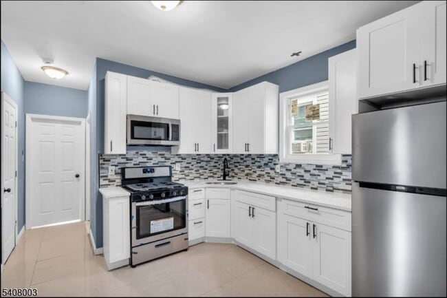 Building Photo - 568 Grove St